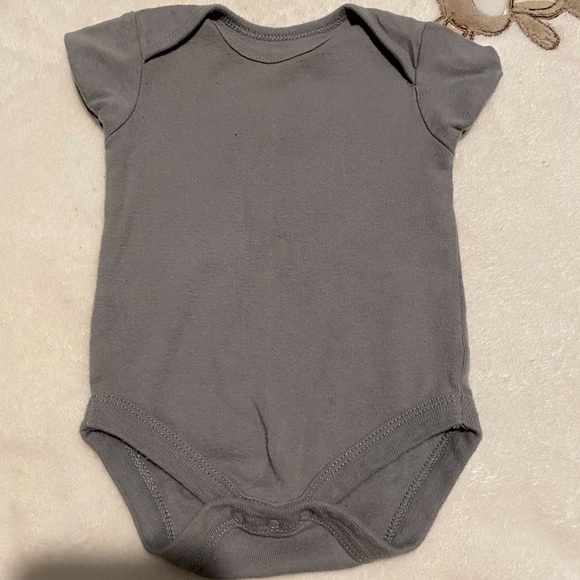 3-6M Rene Rofe Short Sleeve Gray Onesie - Picture 2 of 3